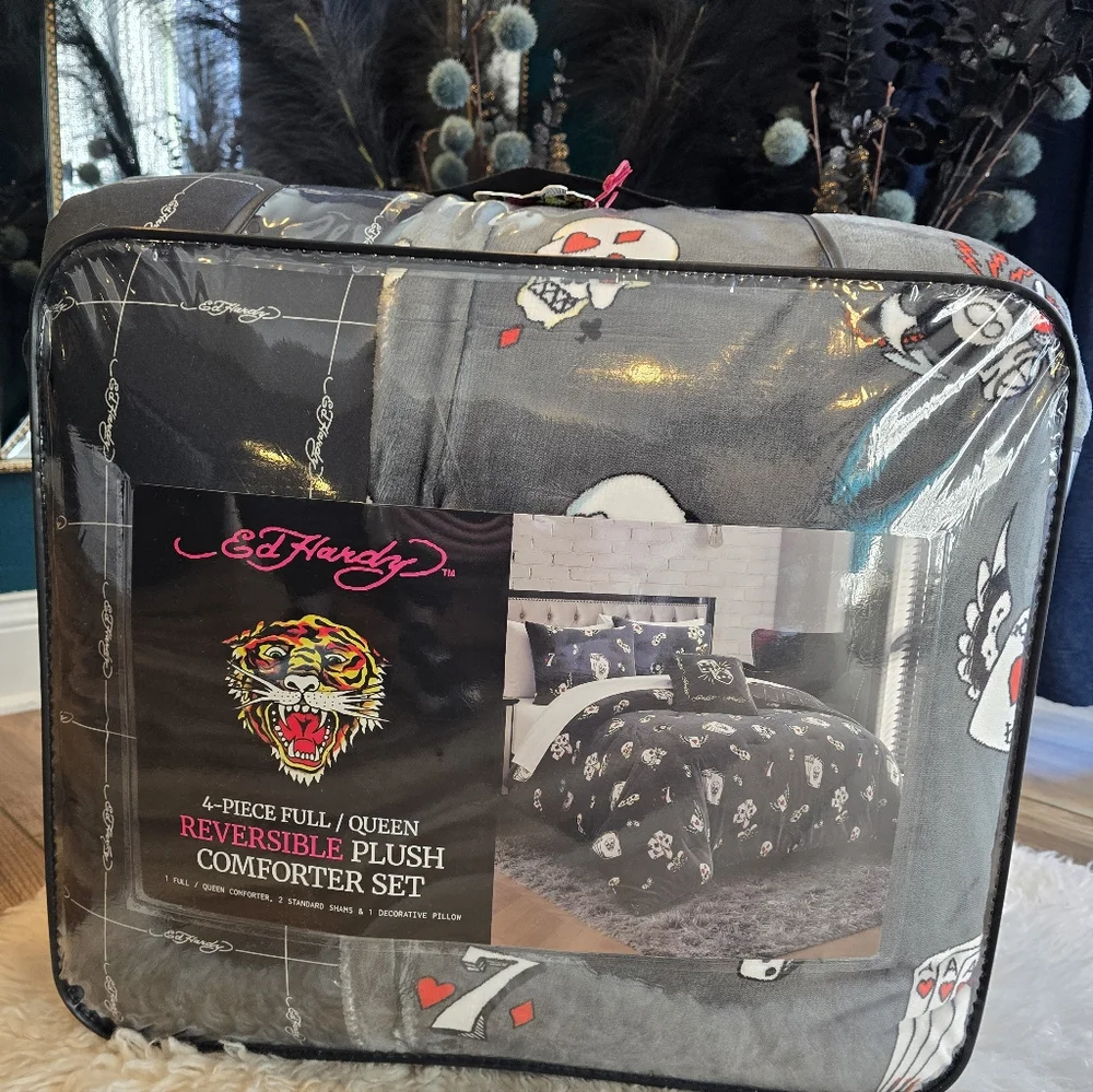 Ed Hardy 4piece Full/Queen reversible plush comforter set new